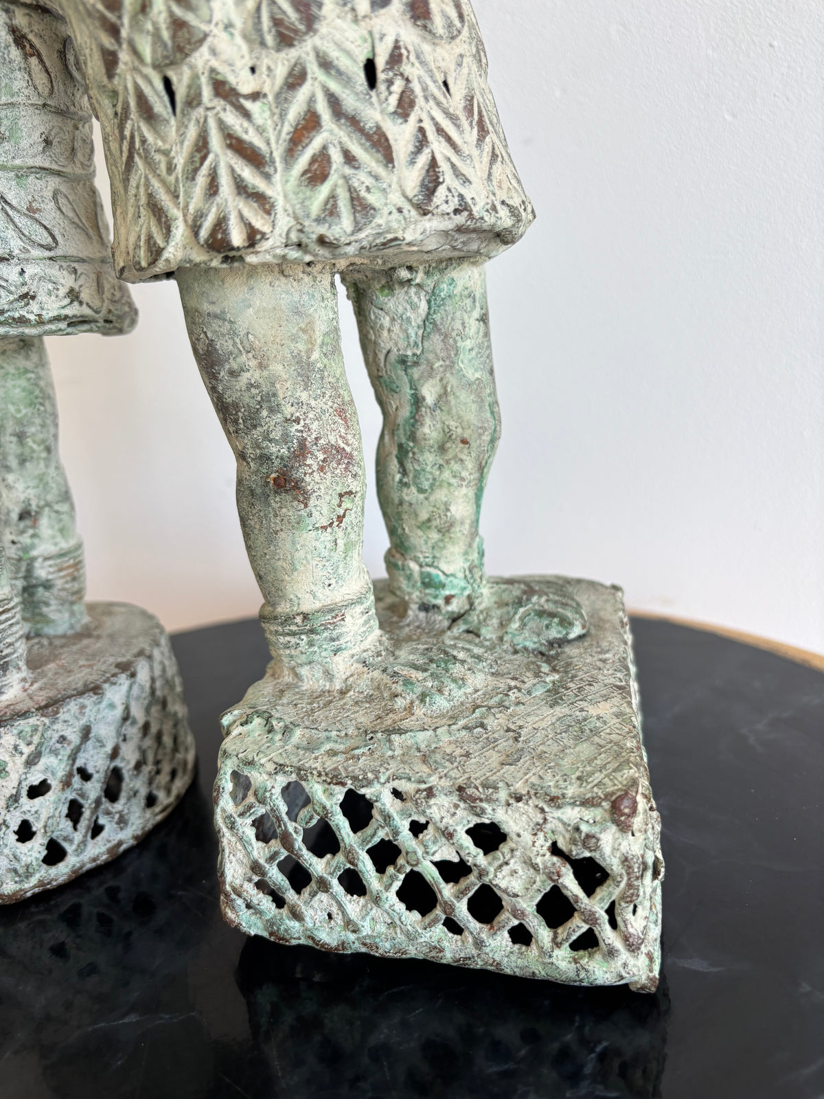Paire de statues du Bénin en bronze, guerriers en habit de cour – vue 8