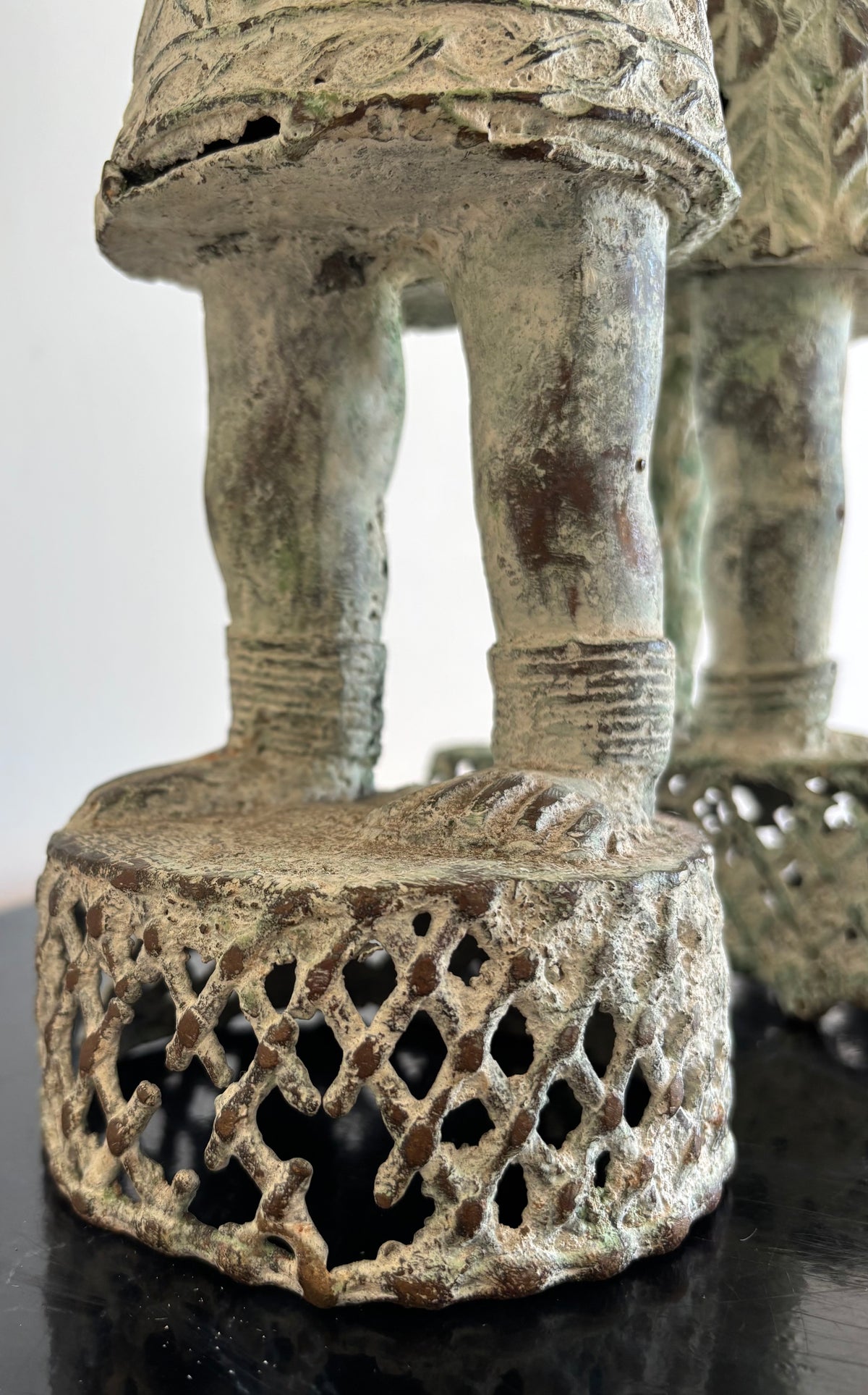 Paire de statues du Bénin en bronze, guerriers en habit de cour – vue 7