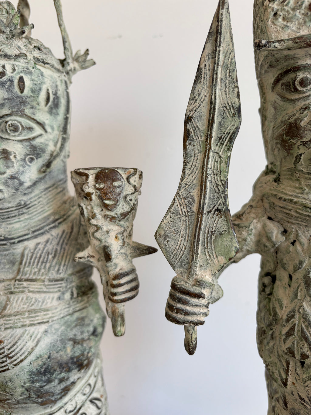 Paire de statues du Bénin en bronze, guerriers en habit de cour – vue 11