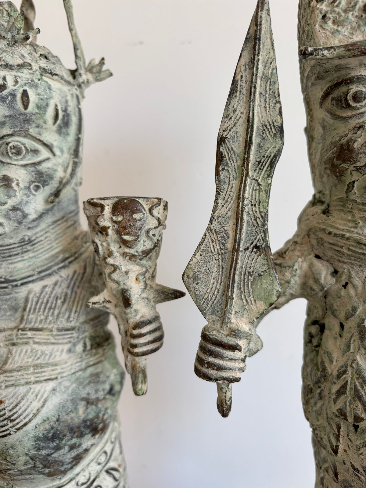 Paire de statues du Bénin en bronze, guerriers en habit de cour – vue 11