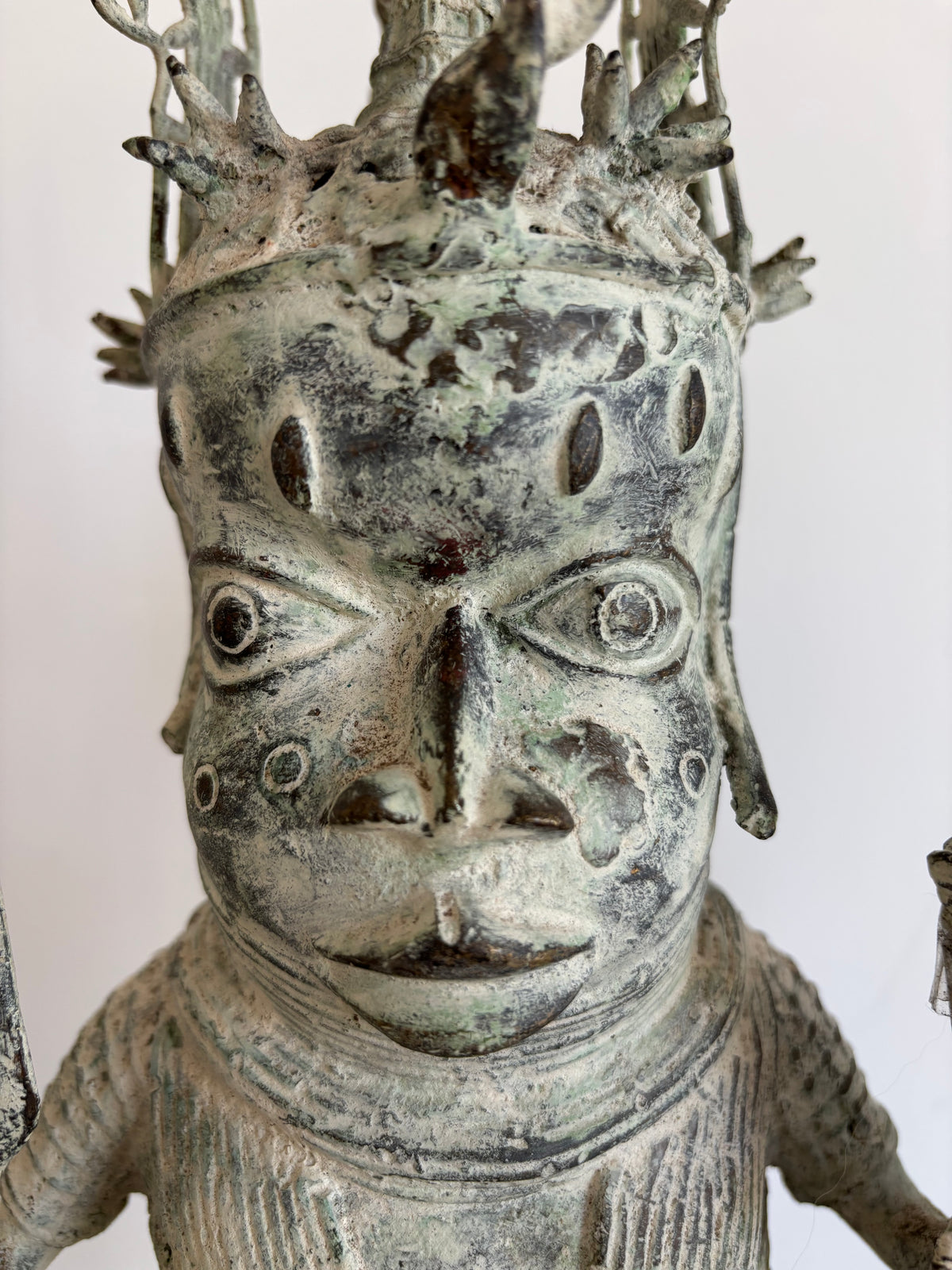 Paire de statues du Bénin en bronze, guerriers en habit de cour – vue 10