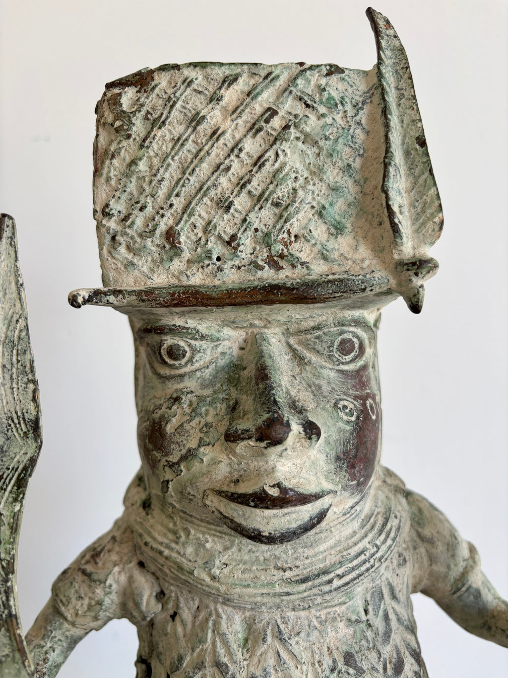 Paire de statues du Bénin en bronze, guerriers en habit de cour – vue 9