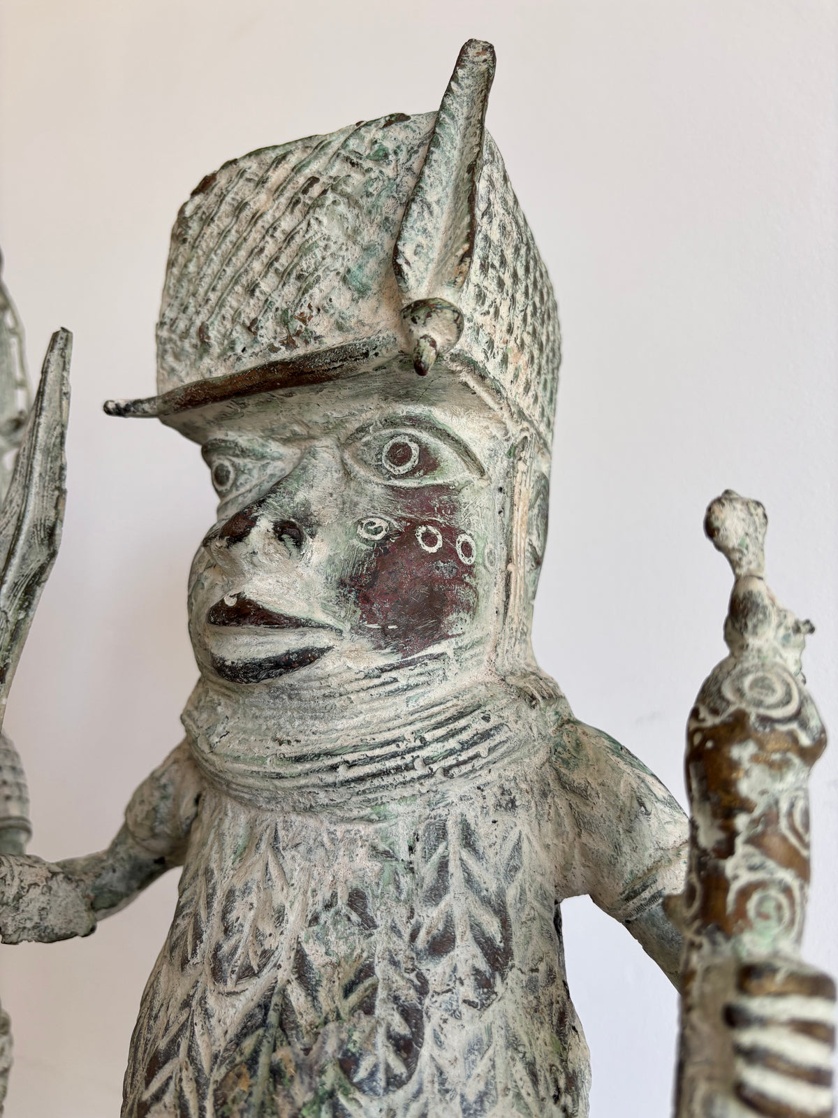 Paire de grandes statues du Bénin (H. 52 cm) - Guerriers en habit de cour - Fonte à la cire perdue.