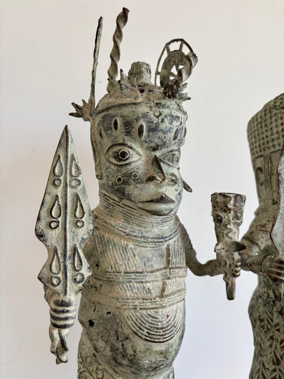 Paire de grandes statues du Bénin (H. 52 cm) - Guerriers en habit de cour - Fonte à la cire perdue.