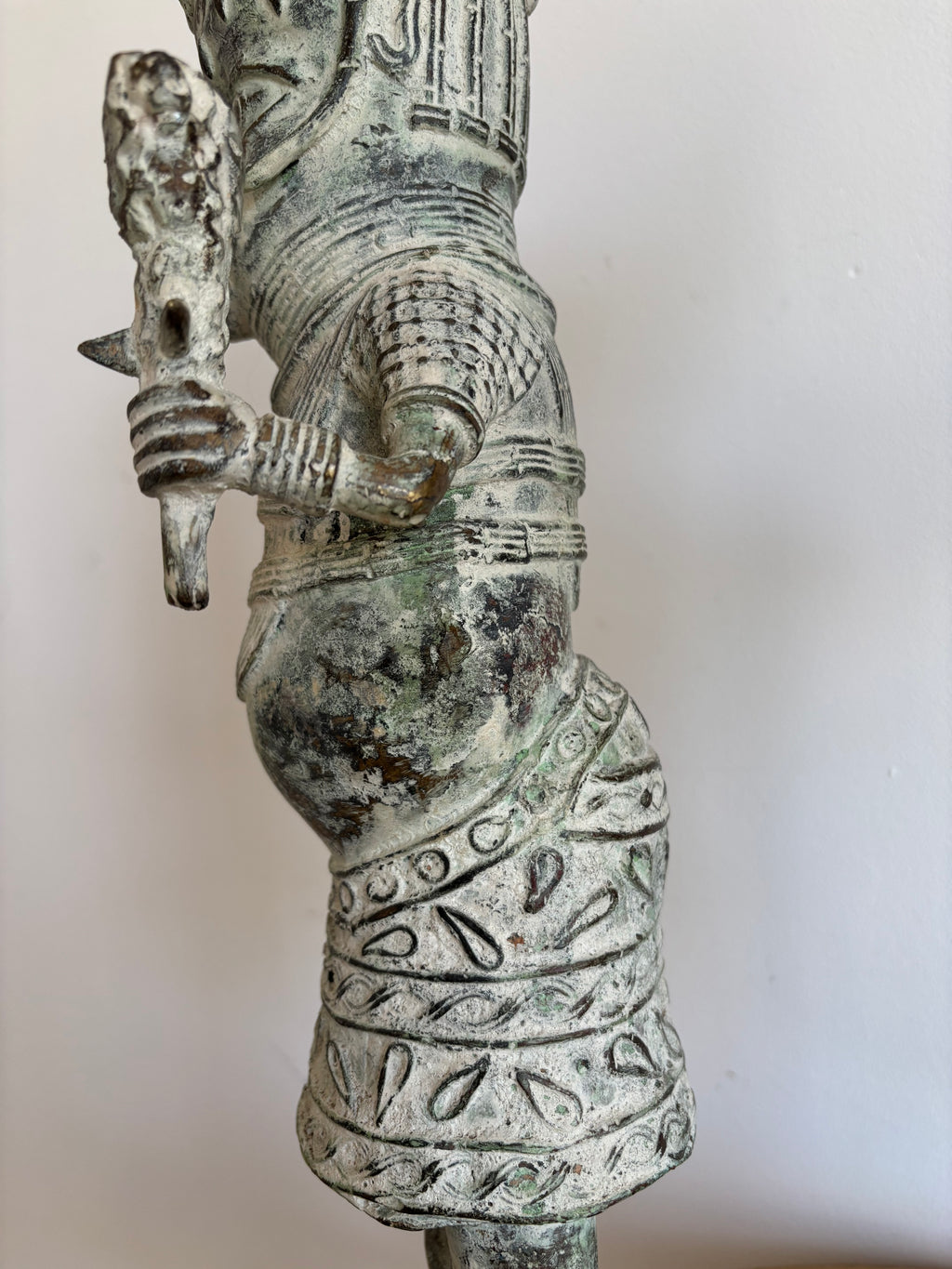 Paire de grandes statues du Bénin (H. 52 cm) - Guerriers en habit de cour - Fonte à la cire perdue.