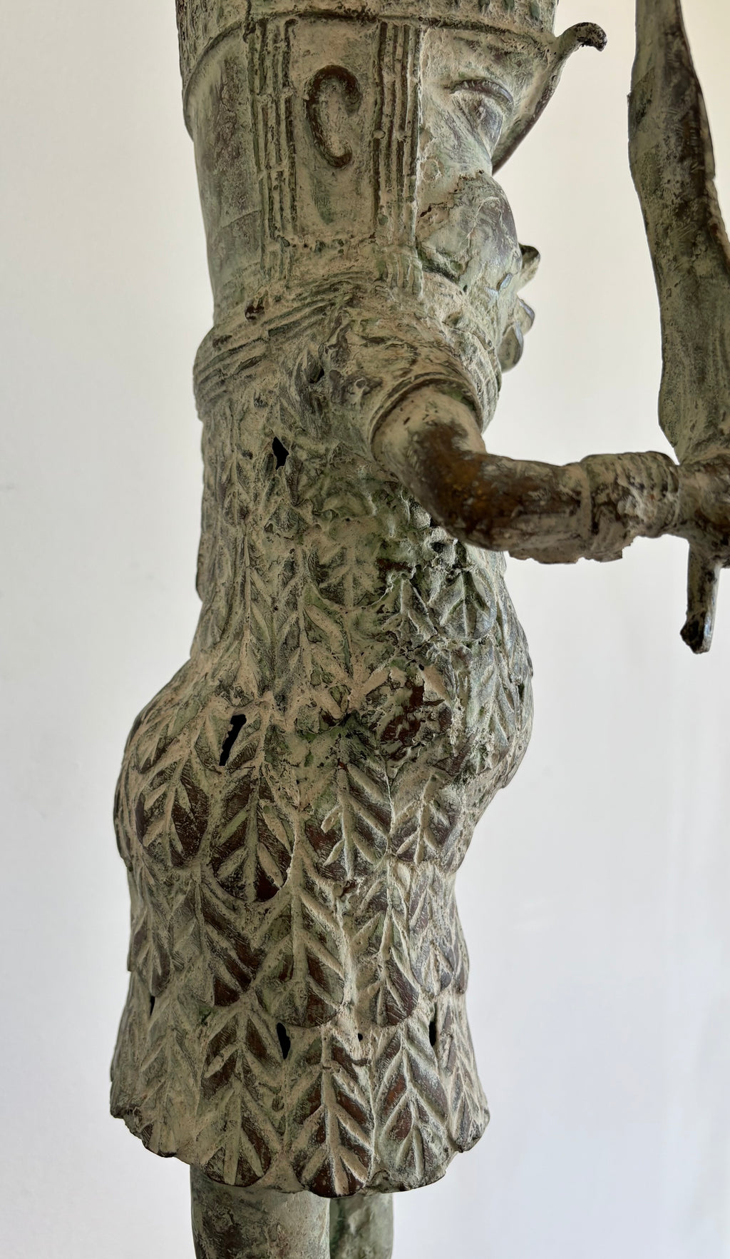 Paire de grandes statues du Bénin (H. 52 cm) - Guerriers en habit de cour - Fonte à la cire perdue.
