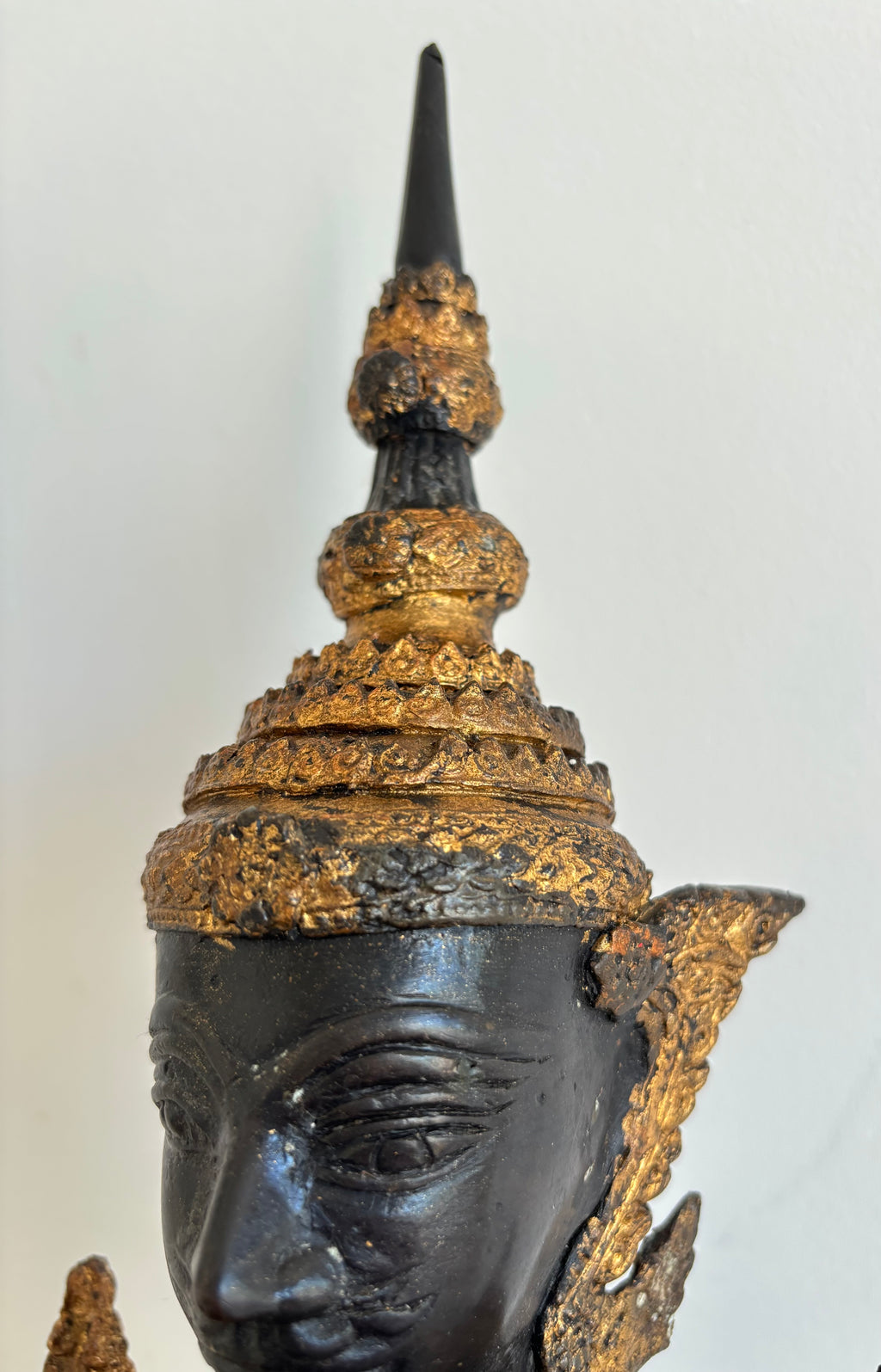 Statue Thaïlandaise d'Ange Gardien Teppanom en Bronze Patiné et Doré – H. 45 cm.