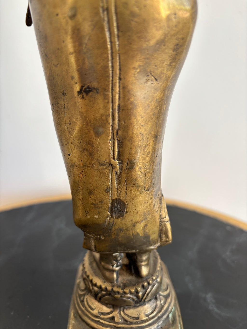 Statue de Bouddha debout en bronze. Asie du Sud est. Fin XIXe - début XXe siècle. H 31 cm.