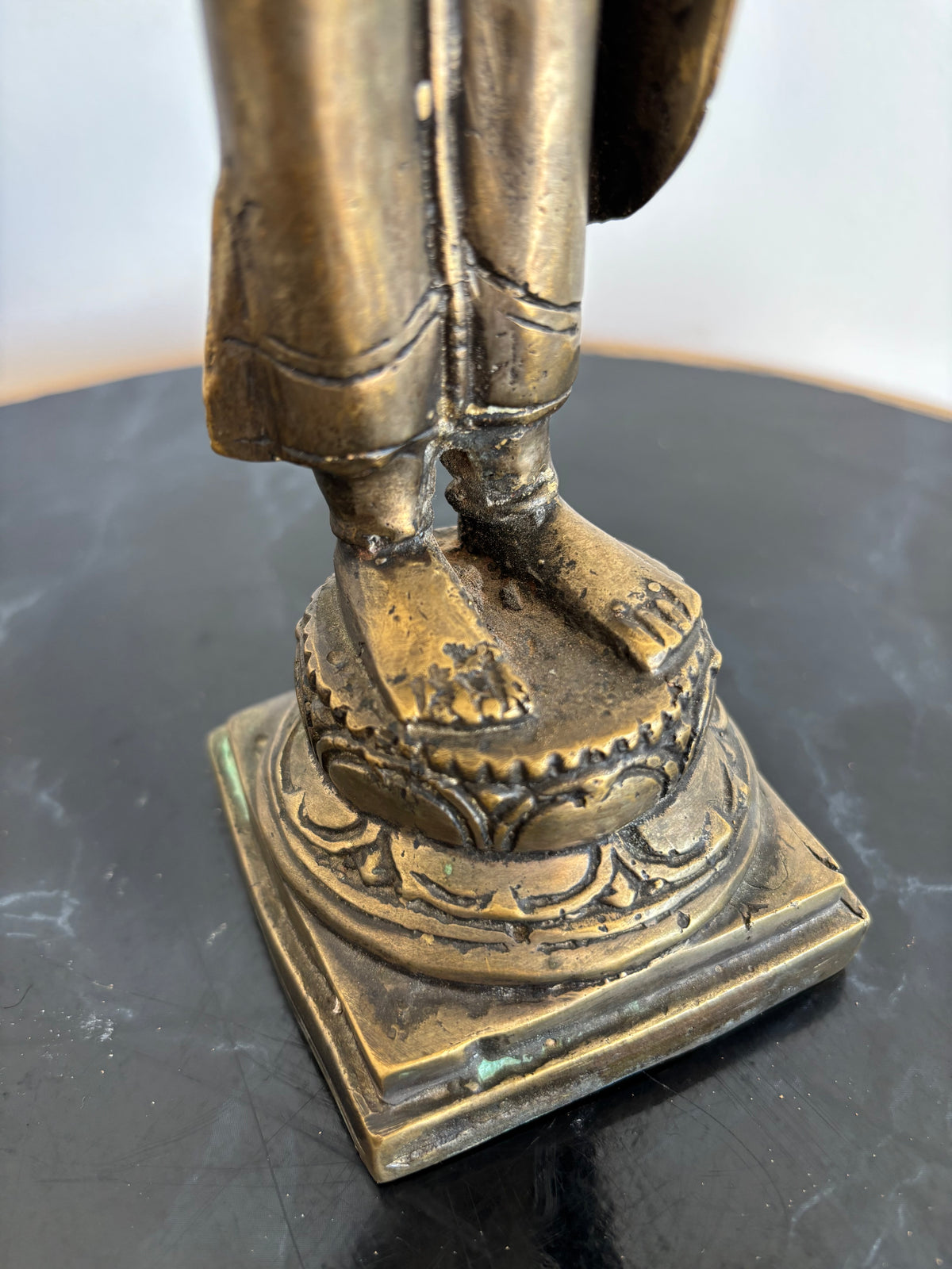 Statue de Bouddha debout en bronze. Asie du Sud est. Fin XIXe - début XXe siècle. H 31 cm.