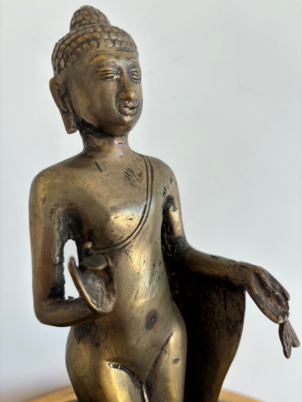 Statue de Bouddha debout en bronze. Asie du Sud est. Fin XIXe - début XXe siècle. H 31 cm.